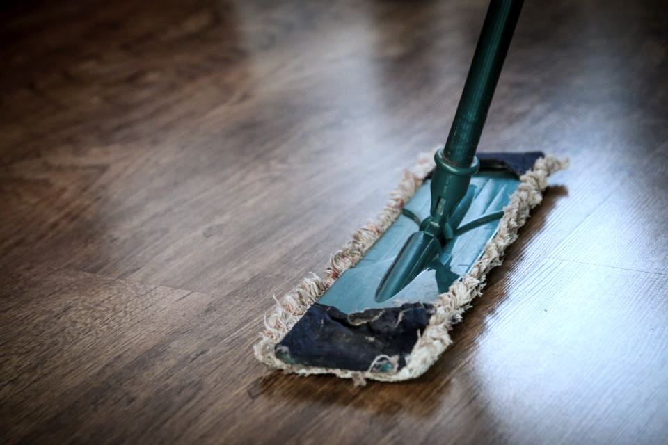 Mop na drewnianej podłodze podczas sprzątania